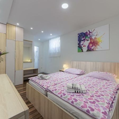 Apartment Eva- Modern Central Place พูลา ภายนอก รูปภาพ