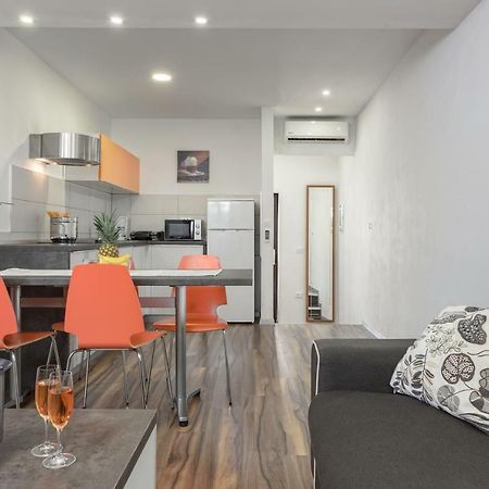 Apartment Eva- Modern Central Place พูลา ภายนอก รูปภาพ